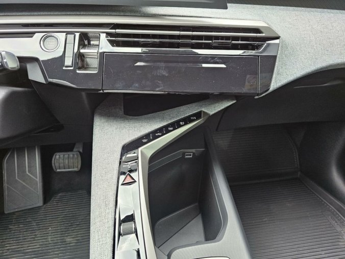 Peugeot 3008, Peugeot 3008 ALLURE Hybrid 136 e-DCS6, barva šedá