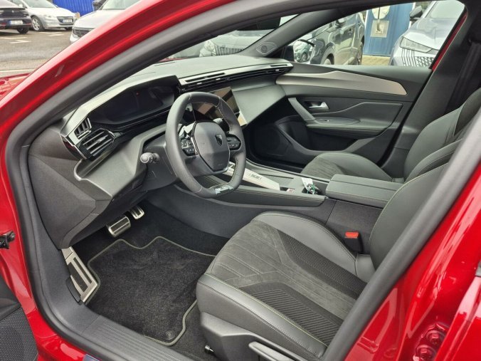 Peugeot 408, Peugeot 408 GT Hybrid 145 e-DCS6, barva červená