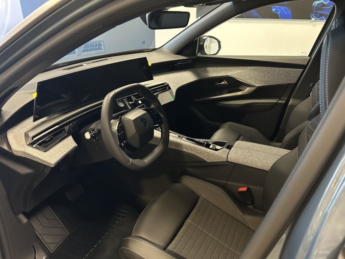 Peugeot 5008, Peugeot 5008 ALLURE Hybrid 145 e-DCS6, barva modrá