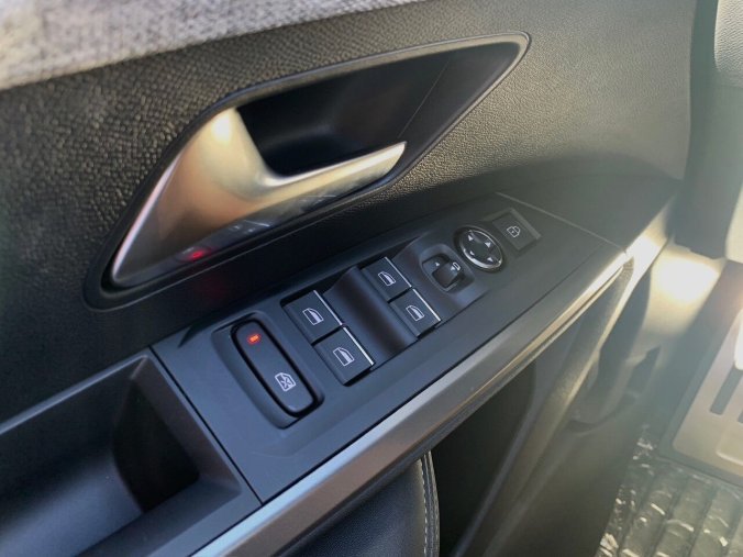 Peugeot 5008, Peugeot 5008 GT Hybrid 145 e-DCS6, barva šedá