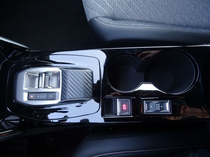 Peugeot 2008, Peugeot 2008 ALLURE Hybrid 145k e-DCS6, barva stříbrná