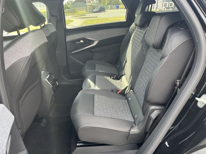 Peugeot 5008, Peugeot 5008 ALLURE Hybrid 145 e-DCS6, barva černá