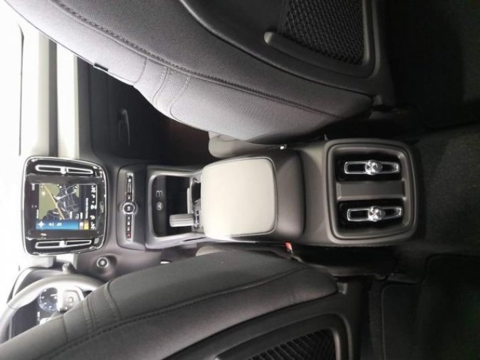 Volvo XC40, T3 1.5L 163 HP MOMENTUM PRO AT, barva bílá