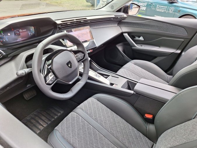 Peugeot 408, Peugeot 408 ALLURE Hybrid 145 e-DCS6, barva červená