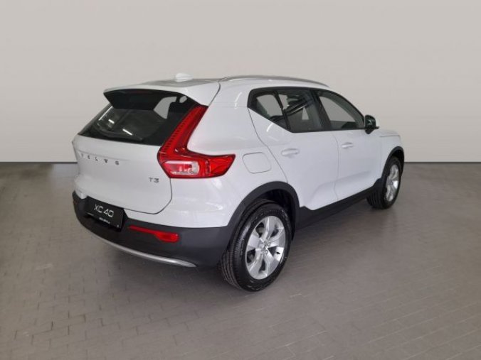 Volvo XC40, T3 1.5L 163 HP MOMENTUM PRO AT, barva bílá