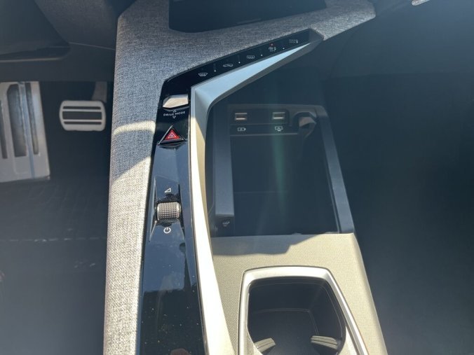 Peugeot 5008, Peugeot 5008 GT Hybrid 145 e-DCS6, barva bílá