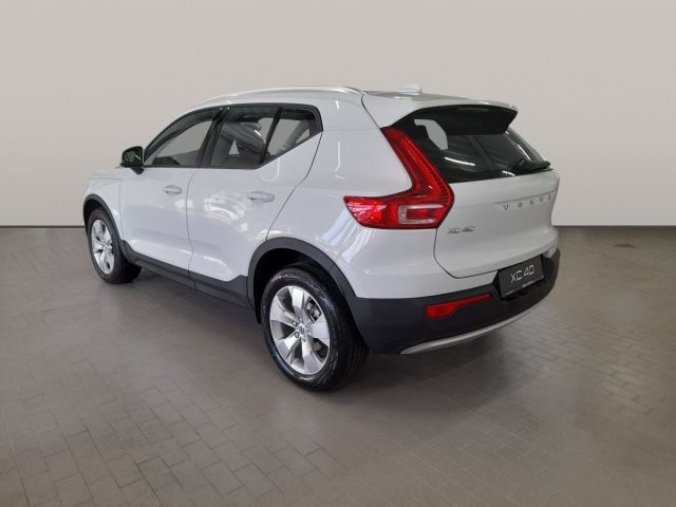 Volvo XC40, T3 1.5L 163 HP MOMENTUM PRO AT, barva bílá