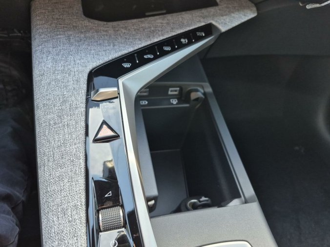 Peugeot 5008, Peugeot 5008 GT Hybrid 136 e-DCS6, barva bílá