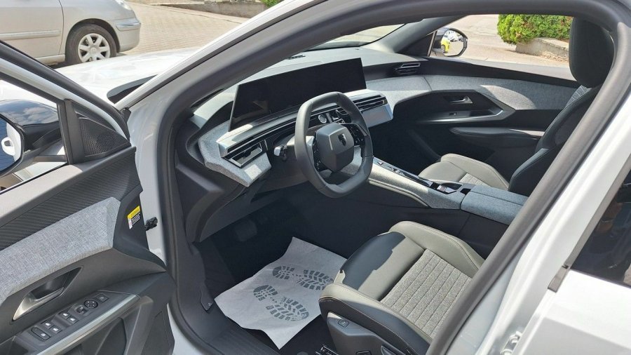 Peugeot 5008, Peugeot 5008 ALLURE Hybrid 145 e-DCS6, barva bílá