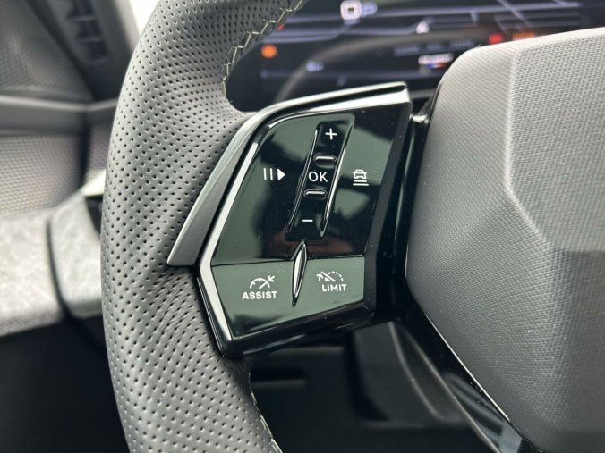 Peugeot 5008, Peugeot 5008 GT Hybrid 145 e-DCS6, barva stříbrná