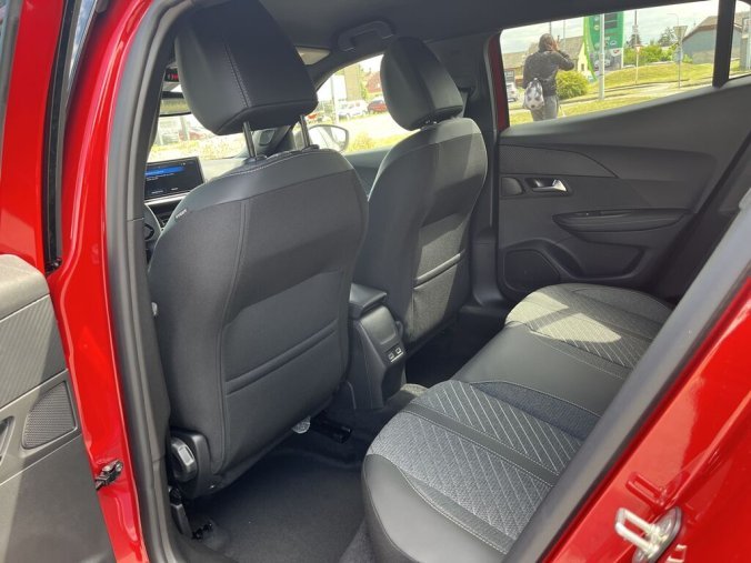 Peugeot 2008, Peugeot 2008 ALLURE PureTech 130 S&S EAT8, barva červená