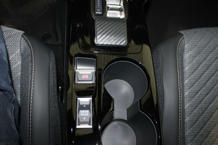 Peugeot 2008, Peugeot 2008 ALLURE Hybrid 136 e-DCS6, barva modrá