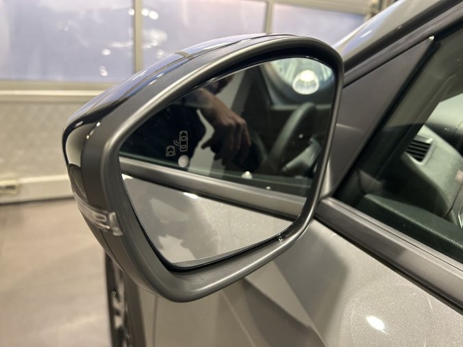 Peugeot 2008, Peugeot 2008 ALLURE PureTech 100 S&S MAN6, celoroční PNEU, kamery, barva šedá