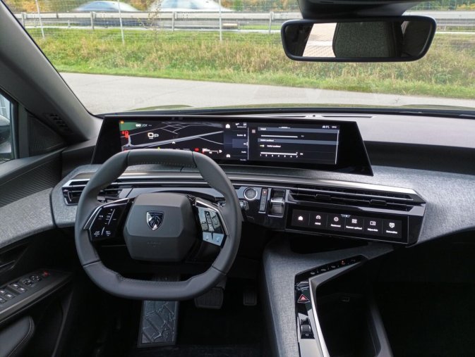 Peugeot 5008, Peugeot 5008 ALLURE Hybrid 145 e-DCS6, barva černá