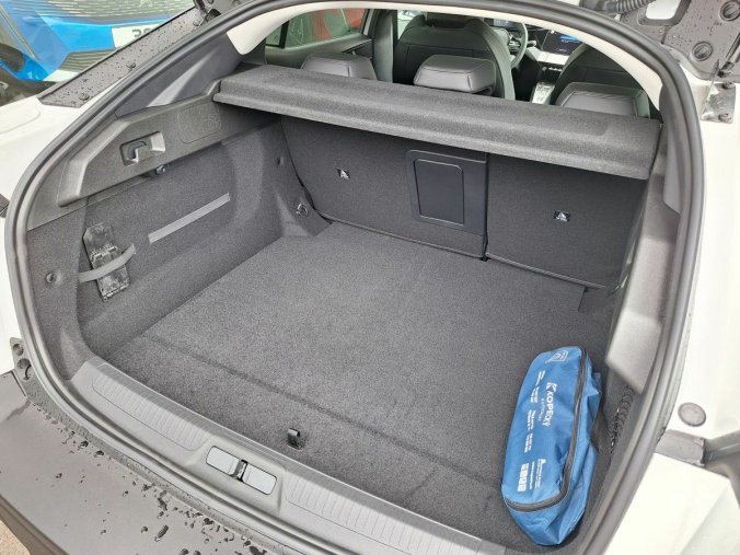 Peugeot 408, Peugeot 408 ALLURE Hybrid 145 e-DCS6, barva bílá