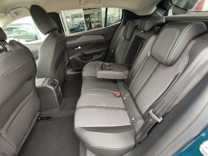 Peugeot 408, Peugeot 408 ALLURE 1.2 145k AUT6, barva modrá