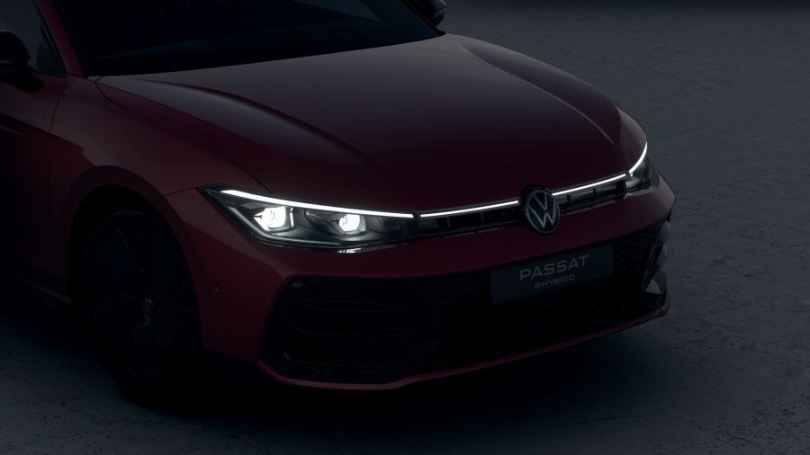Volkswagen Passat, Passat R-Line People 200 kW eHybrid, barva červená