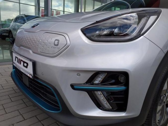 Kia e-Niro, EXECUTIVE 150kW+64kWh, barva stříbrná