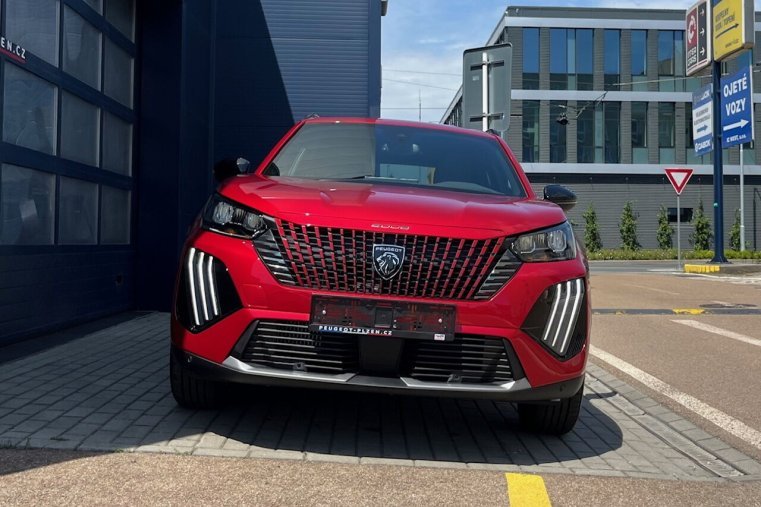 Peugeot 2008, Peugeot 2008 Allure PureTech 100, barva červená