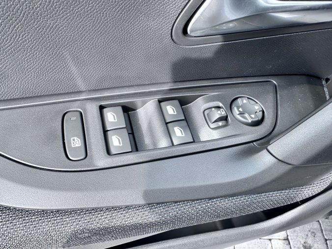 Peugeot 2008, Peugeot 2008 STYLE Turbo 100 MAN6, barva šedá