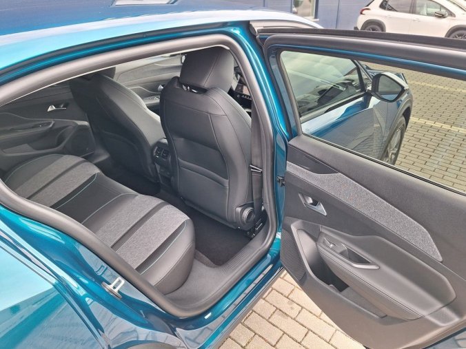 Peugeot 408, Peugeot 408 ALLURE Hybrid 136 e-DCS6, barva modrá