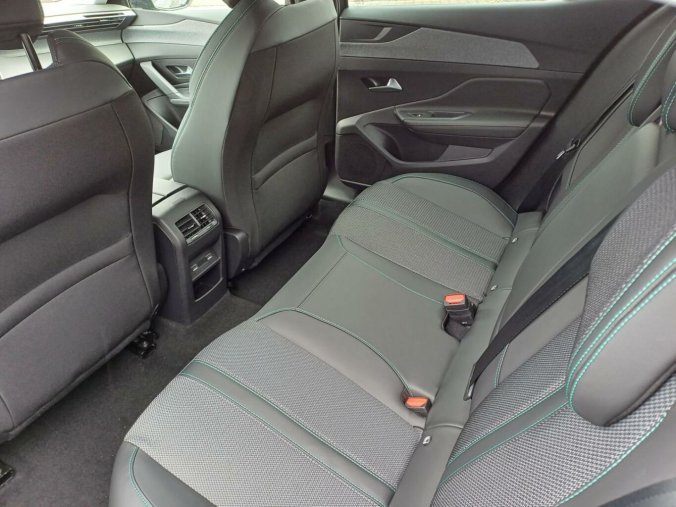 Peugeot 408, Peugeot 408 ALLURE Hybrid 136 e-DCS6, barva šedá