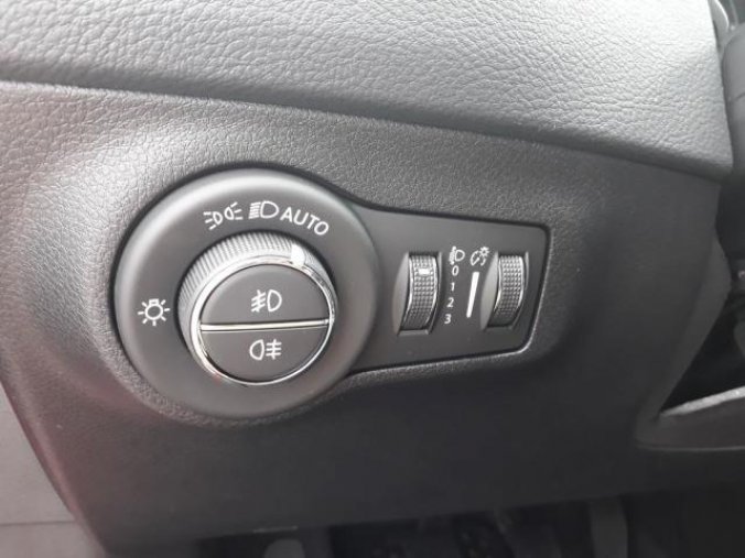 Jeep Compass, 1.3 130 PS NIGHT EAGLE skladem, barva stříbrná