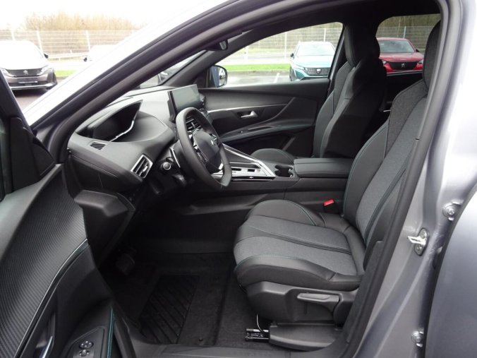 Peugeot 5008, Peugeot 5008 ALLURE BlueHDi 130k EAT8, barva stříbrná