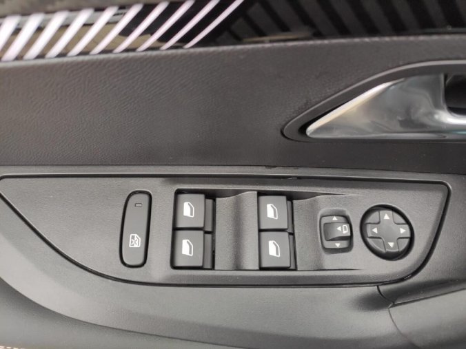 Peugeot 2008, Peugeot 2008 ALLURE 1.2 100k MAN6, barva modrá