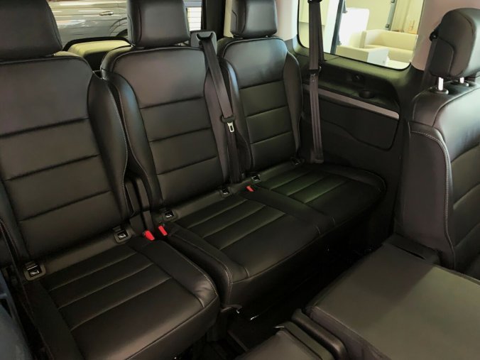 Peugeot Traveller, Peugeot Traveller Allure Standard, barva šedá