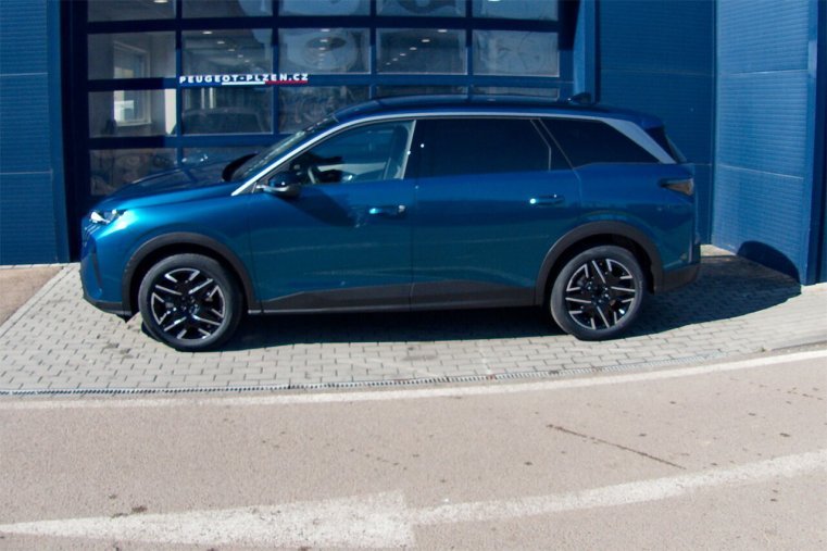 Peugeot 5008, Peugeot 5008 ALLURE Hybrid 145 e-DCS6, barva modrá