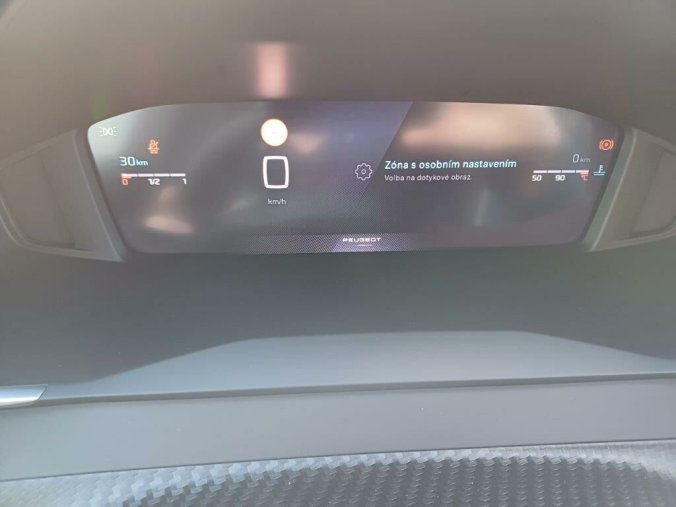 Peugeot 2008, Peugeot 2008 ALLURE 1.2 PureTech 7 let zár., barva červená