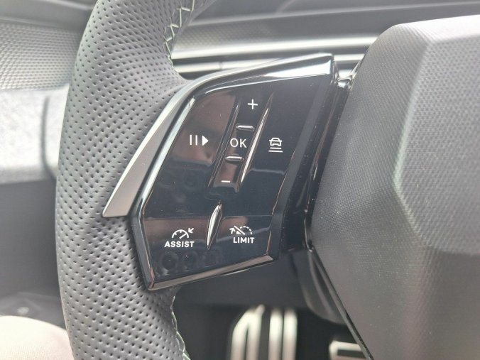 Peugeot 3008, Peugeot 3008 GT Hybrid 136 e-DCS6, barva šedá