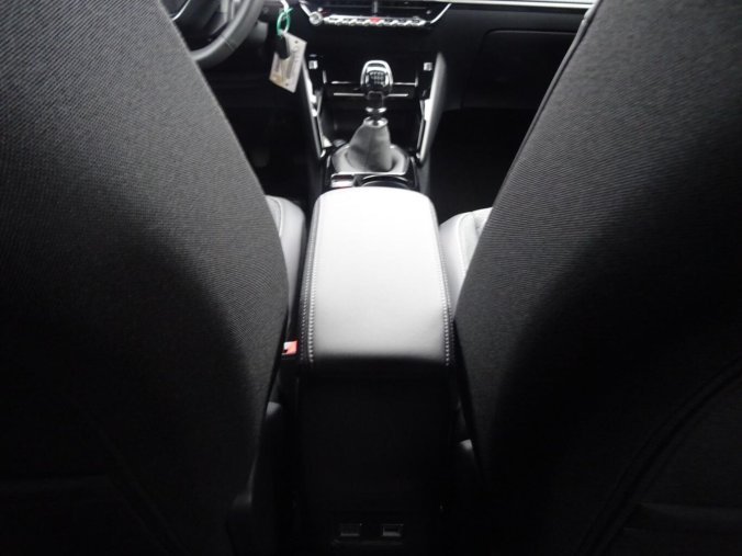Peugeot 2008, Peugeot 2008 ALLURE PureTech 100k MAN6, barva černá