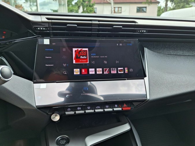 Peugeot 408, Peugeot 408 ALLURE Hybrid 145 e-DCS6, barva bílá