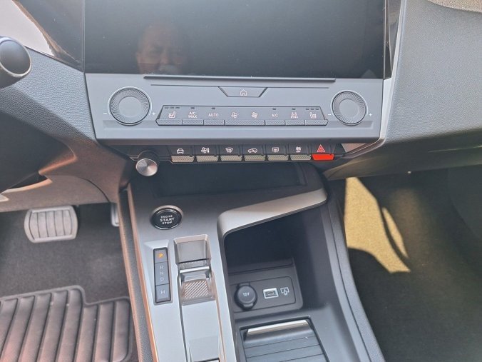 Peugeot 408, Peugeot 408 ALLURE Hybrid 136 e-DCS6, barva červená