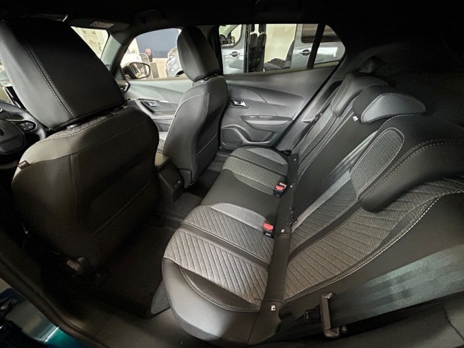 Peugeot 2008, Peugeot 2008 ALLURE PureTech 100 MAN6, barva modrá