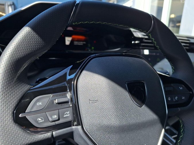 Peugeot 408, Peugeot 408 GT Hybrid 145 e-DCS6, barva zelená